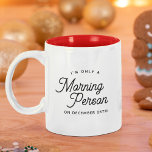 Caneca De Café Em Dois Tons Engraçada Manhã De Natal, Pessoa Que Se Engana<br><div class="desc">Engraçado lendo a caneca Holiday,  SOU APENAS UMA PESSOA DE MANHÃ NA 25 de DEZEMBRO,  numa design de tipografia moderna e minimalista. Besteira bonita para a pessoa que não pode sair da cama de manhã!</div>