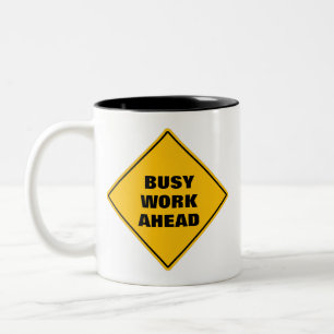 Caneca De Café Em Dois Tons Engraçado amarelo ocupado trabalhando na frente si