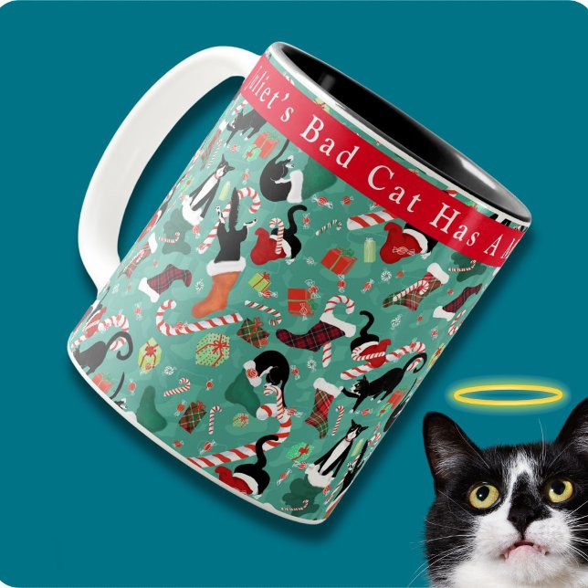 Caneca De Café Em Dois Tons Engraçado Mischefe de Natal Personalizado (Cute Personalized holiday mug with a cat raiding the Christmas stockings funny pattern. )