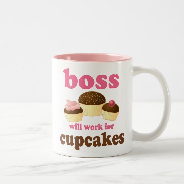 Caneca De Café Em Dois Tons Engraçado trabalhará para o chefe dos cupcakes (Direita)