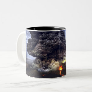 Caneca De Café Em Dois Tons Entrando em erupção o vulcão na montanha
