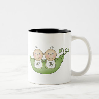 Caneca De Café Em Dois Tons Ervilhas gêmeas em um vagem