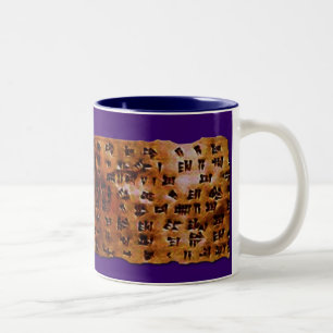 CANECA DE CAFÉ EM DOIS TONS ESCREVENDO CUNEIFORME SUMERIANO