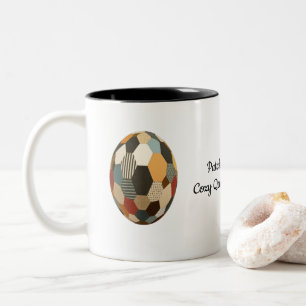 Caneca De Café Em Dois Tons Esfera de Patches: Cozy Quilibou a Bola de Futebol