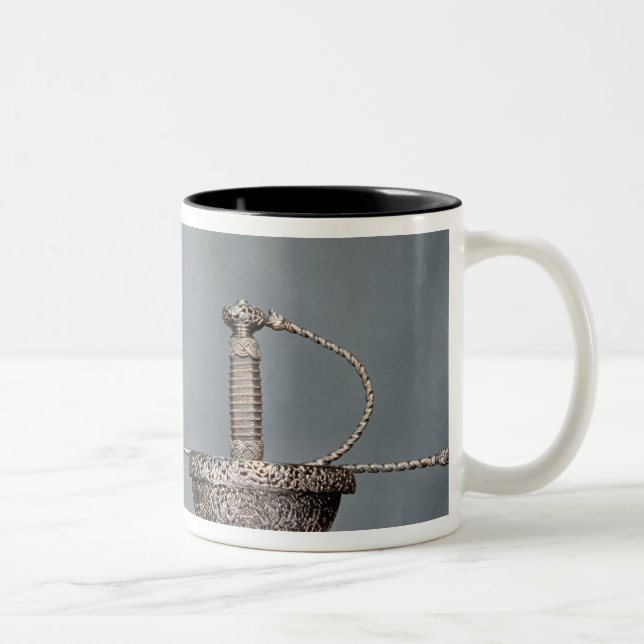 Caneca De Café Em Dois Tons Espadas: rapier do copo-hilted do aço cinzelado (Direita)