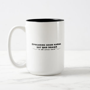 Caneca De Café Em Dois Tons Espalhando o bom Karma, não o mau drama