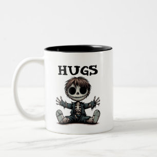 Caneca De Café Em Dois Tons esqueleto assustador garoto dando abraços arte de