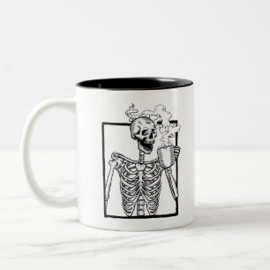 Caneca De Café Em Dois Tons esqueleto de halloween café bebendo engraçado