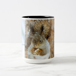 Caneca De Café Em Dois Tons Esquilo bonito numa paisagem de inverno