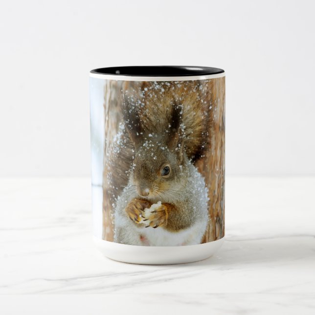 Caneca De Café Em Dois Tons Esquilo bonito numa paisagem de inverno (Centro)