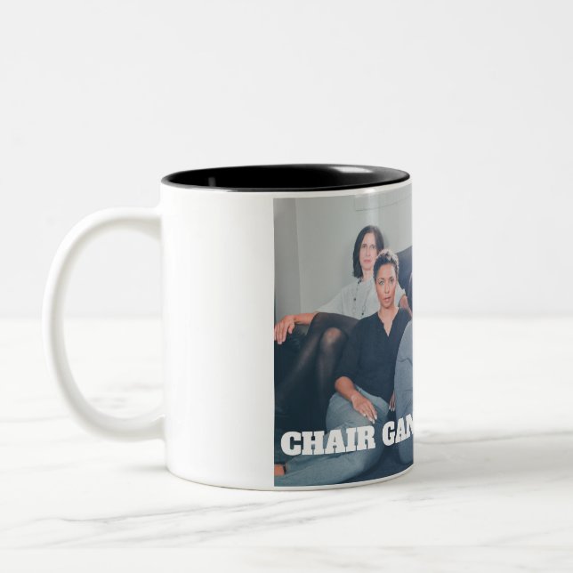 Caneca De Café Em Dois Tons Estação dois da série do GRUPO da CADEIRA (Esquerda)