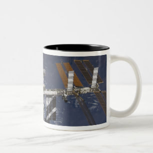 Caneca De Café Em Dois Tons Estação espacial internacional na órbita