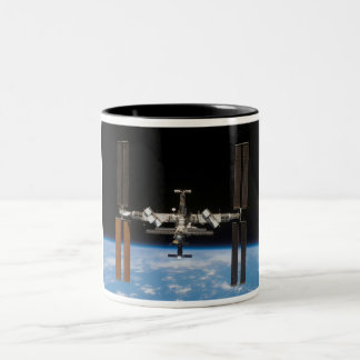 Caneca De Café Em Dois Tons Estação espacial internacional -- Visto de