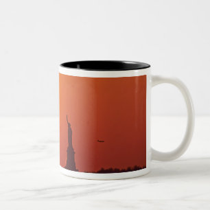 Caneca De Café Em Dois Tons Estátua da Liberdade, New York Harbor, NY, EUA,