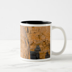 Caneca De Café Em Dois Tons estátuas de cabeças colossais de Deuses guardando