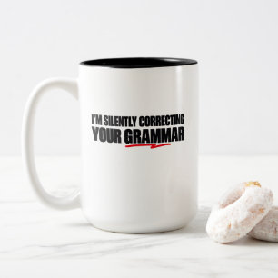 Caneca De Café Em Dois Tons Estou Corrigindo Silenciosamente Sua Gramática