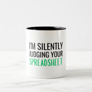 Caneca De Café Em Dois Tons Estou Julgando Silenciosamente Sua Planilha