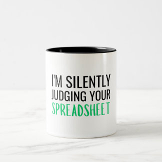 Caneca De Café Em Dois Tons Estou Julgando Silenciosamente Sua Planilha