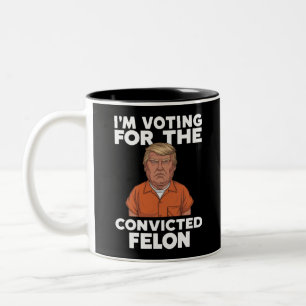 Caneca De Café Em Dois Tons Estou votando no condenado pro Trump 2024