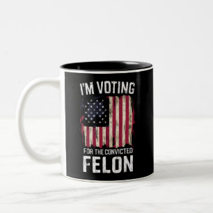 Caneca De Café Em Dois Tons Estou votando no criminoso condenado pró-Trump 202