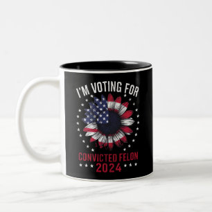 Caneca De Café Em Dois Tons Estou votando no réu condenado pró Trump 2024