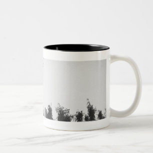 Caneca De Café Em Dois Tons Estrada de terra pelo campo B&W