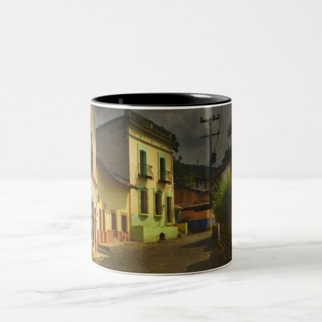 Caneca De Café Em Dois Tons Estrada do Cobblestone & construções amarelas em (Centro)