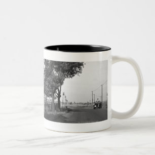 Caneca De Café Em Dois Tons Estrada secundária e moinho de vento tradicional