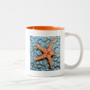 Caneca De Café Em Dois Tons Estrela do mar em um coral com Polips