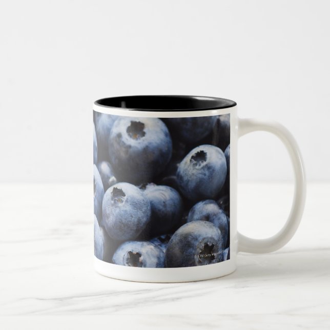 Caneca De Café Em Dois Tons Estúdio disparado dos mirtilos (Direita)
