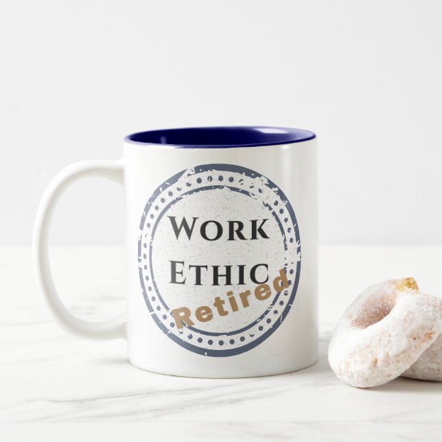 Caneca De Café Em Dois Tons Ética de Trabalho: Aposentado (Com Donut)