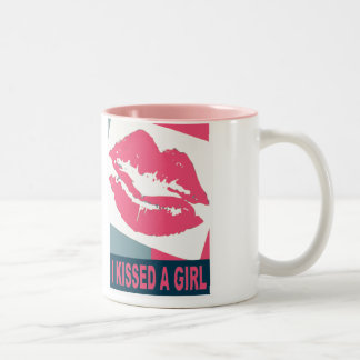 Caneca De Café Em Dois Tons Eu beijei uma menina