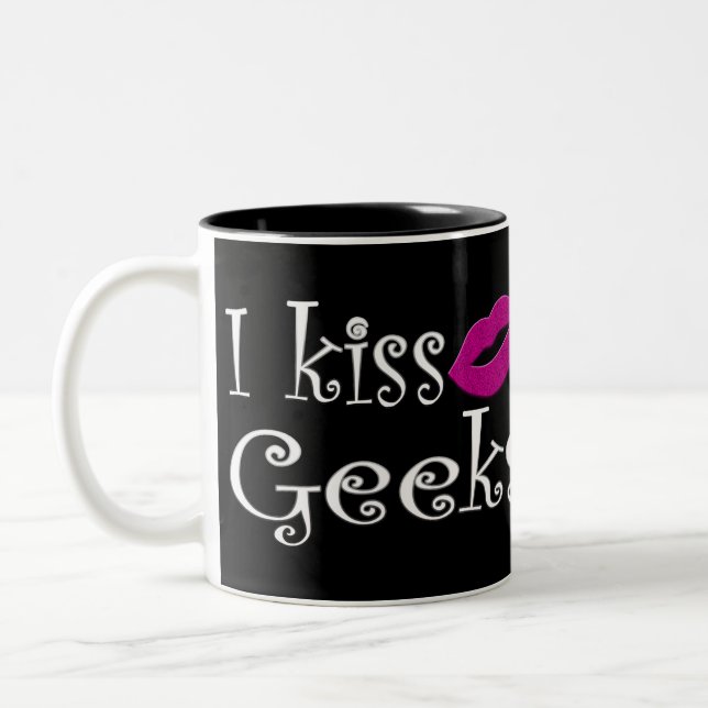 Caneca De Café Em Dois Tons Eu beijo geeks (Esquerda)