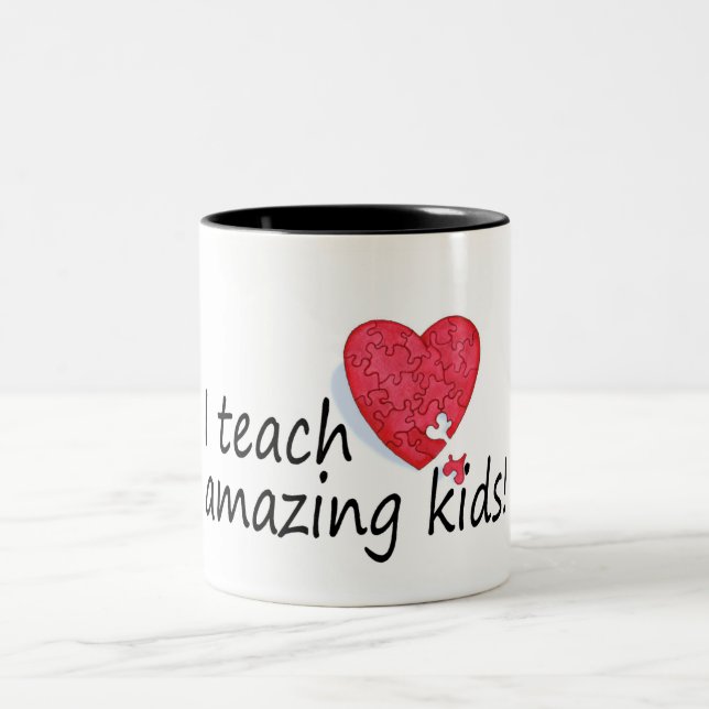 Caneca De Café Em Dois Tons Eu ensino miúdos surpreendentes (Centro)