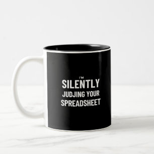 Caneca De Café Em Dois Tons Eu estou silenciosamente judjando sua folha de cál