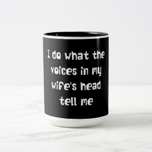 Caneca De Café Em Dois Tons Eu faço o que as vozes na cabeça da minha esposa