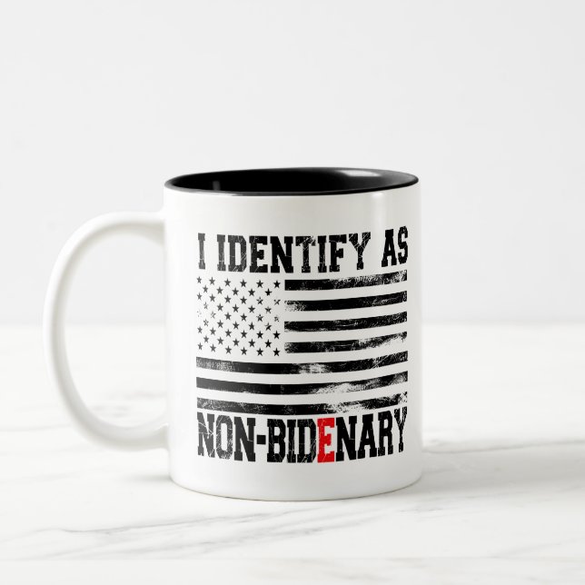 Caneca De Café Em Dois Tons Eu Identifico Como Não-Bidenário - Engraçado Anti- (Esquerda)