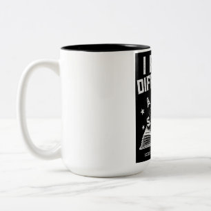 Caneca De Café Em Dois Tons Eu Leio Diferente—Orgulho Dislexia Fiação Estranha