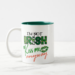 Caneca De Café Em Dois Tons Eu não sou irlandês, mas beije-me Engraçado