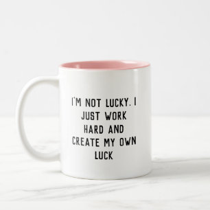 Caneca De Café Em Dois Tons Eu só trabalho duro e crio minha palavra inspirad