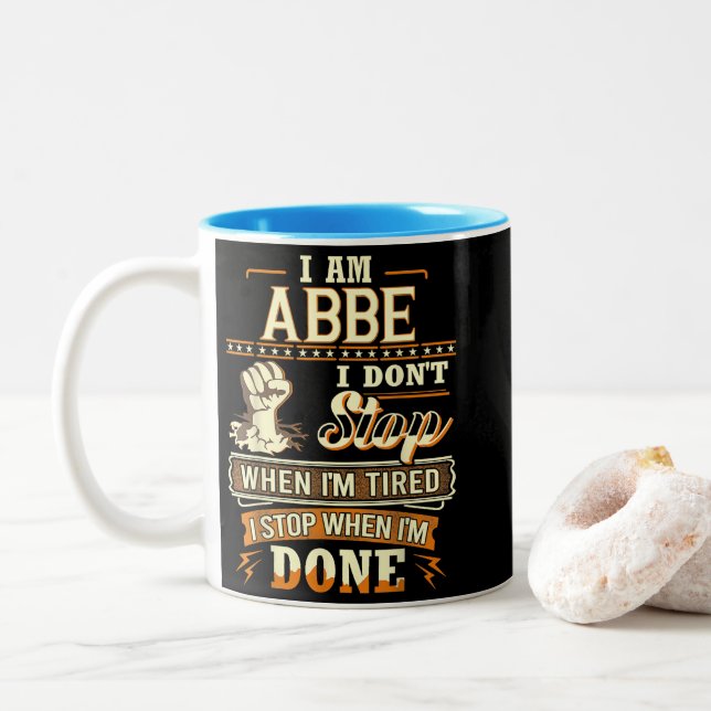 Caneca De Café Em Dois Tons Eu sou Abbe. Não paro quando estou cansado (Com Donut)