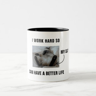 Caneca De Café Em Dois Tons Eu trabalho duro para que meu gato tenha uma vida 