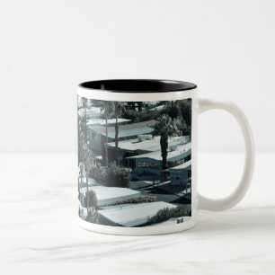 Caneca De Café Em Dois Tons EUA, Califórnia, Palm Springs. Parque de trailers