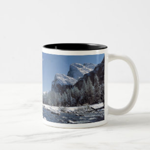 Caneca De Café Em Dois Tons EUA, Califórnia, Parque Nacional de Yosemite. O ri