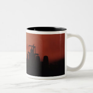 Caneca De Café Em Dois Tons EUA, Mississippi, campo de algodão sendo disquado