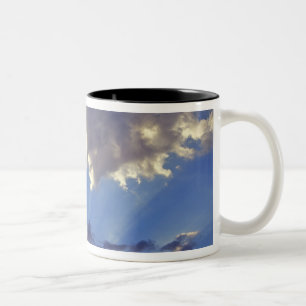 Caneca De Café Em Dois Tons EUA, Oregon, Bend. Raios de sol enchem o céu perto