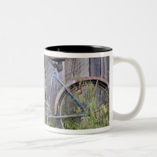 Caneca De Café Em Dois Tons EUA, Oregon, Bend. Uma bicicleta velha em ruínas