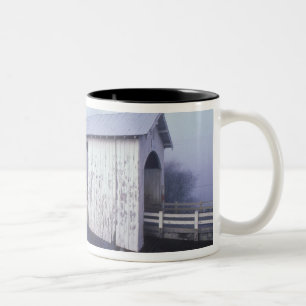 Caneca De Café Em Dois Tons EUA, Oregon. Gilkey ponte coberta abrange