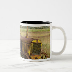 Caneca De Café Em Dois Tons EUA, Oregon, Shaniko. Trator vintage enferrujado e