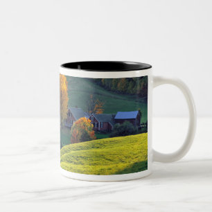 Caneca De Café Em Dois Tons EUA, Vermont, fazenda de Jenne. Colinas verdes de